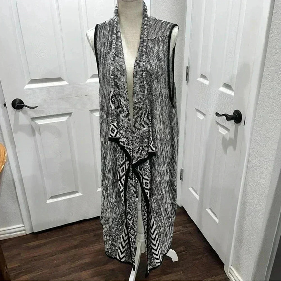 Absolutely Famous plus size, sleeveless, open front, open knit, sweater - Picture 11 of 11